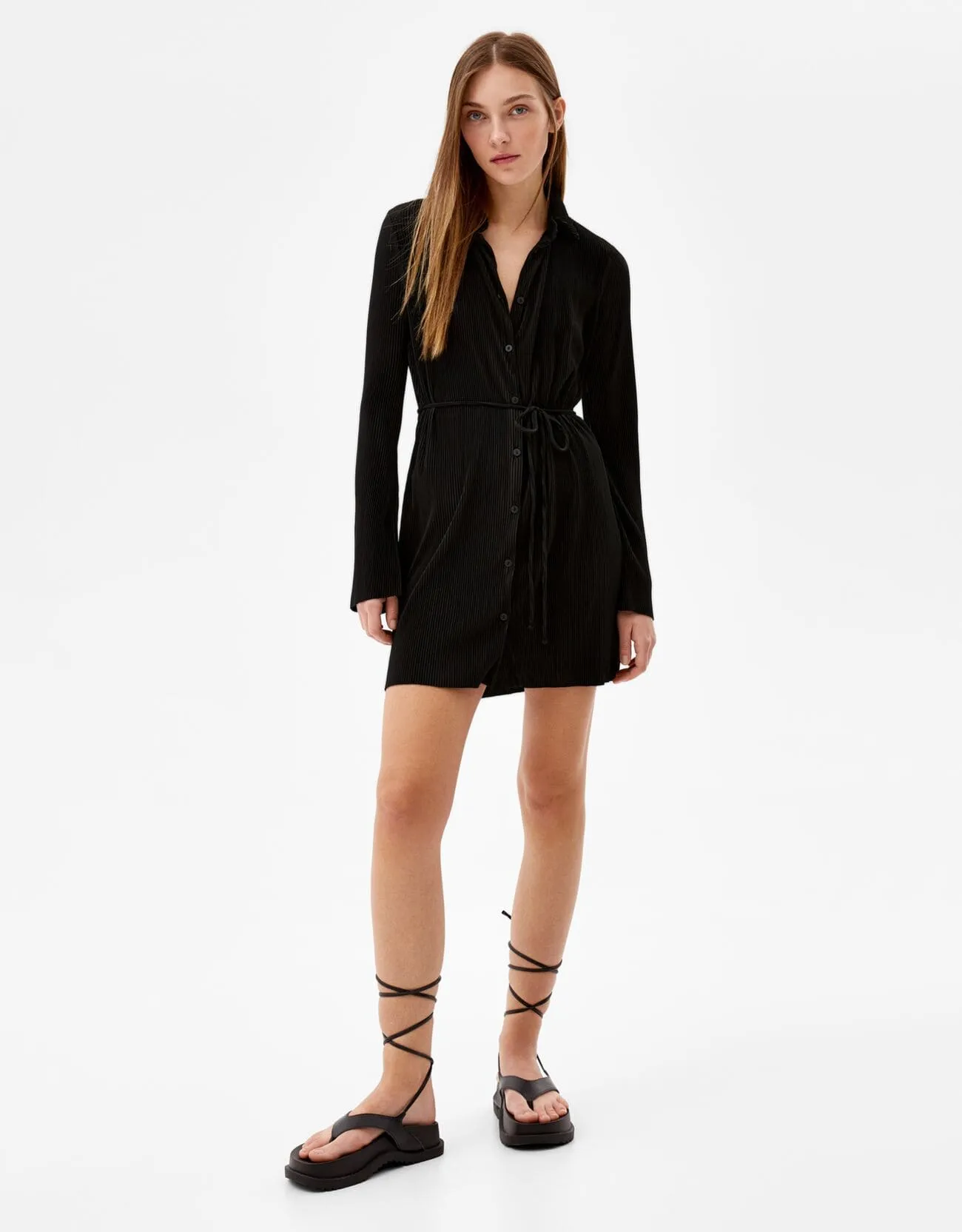 Plissiertes Minikleid mit langen Ärmeln und Gürtel